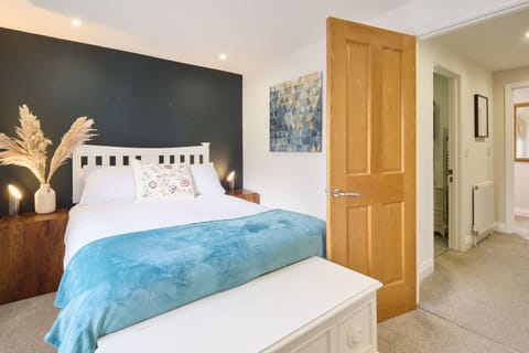 Aurora, Deal - Host & Stay