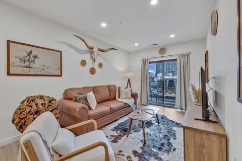 Cozy living room w/ smart TV & pullout couch – great for larger groups
