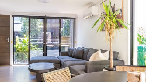 Living room with comfortable sofa and access to the outdoor area.