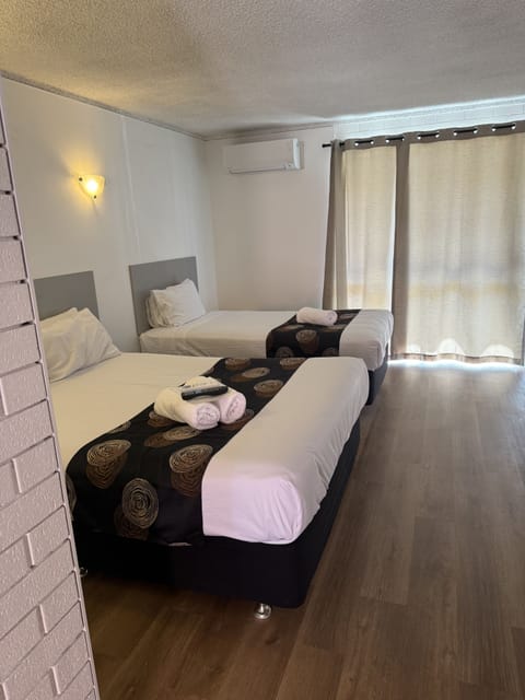 Triple Room, Balcony | Desk, iron/ironing board, free WiFi