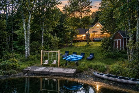 This lakeside hangout has everything: a swing for your inner kid, kayaks for your explorer side, and loungers for your lazy alter ego. No schedule, no stress — just pure lake life.