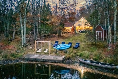 This lakeside hangout has everything: a swing for your inner kid, kayaks for your explorer side, and loungers for your lazy alter ego. No schedule, no stress — just pure lake life.