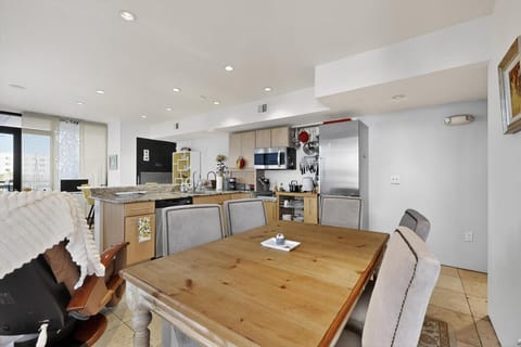 Seating for five -- great private meeting spot!