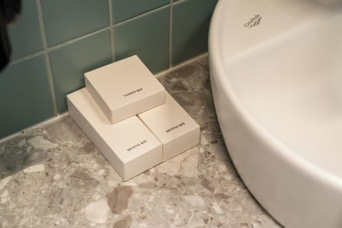 Deluxe Double Room, Garden View | Bathroom | Hair dryer, bathrobes, slippers, towels