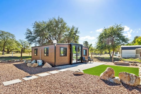 A cozy modern tiny home on a peaceful Prescott farm with mountain views-wake up to piglets, zebras, yaks, and more!