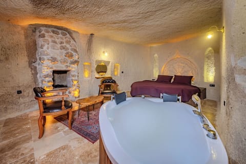 Deluxe Suite | Premium bedding, minibar, individually decorated, individually furnished
