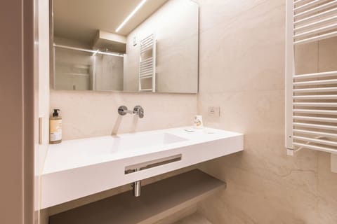 Superior Double Room | Bathroom | Shower, towels