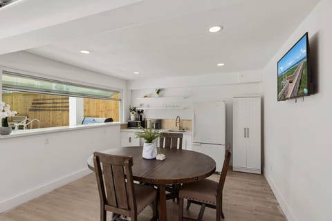 Social Room Dining 4