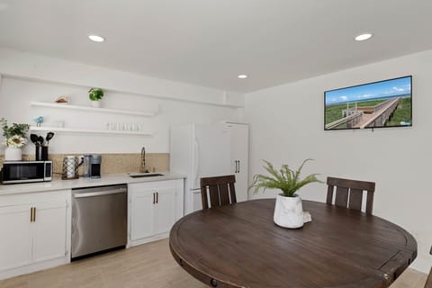 Social Room Dining 3