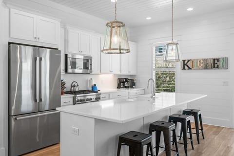 Second Floor Gourmet Kitchen - Bar Seating for 4