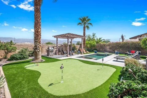 a round of putt putt, bbq or lounge in the pool .. many activities for the whole group!