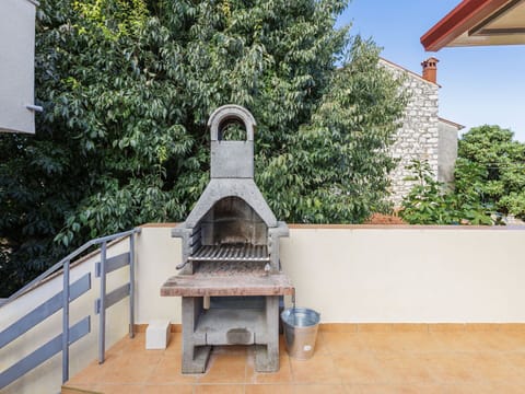 Public Space, Shade, Garden, Landscaping, Park, Lawn, Outdoor Play Equipment, Walkway