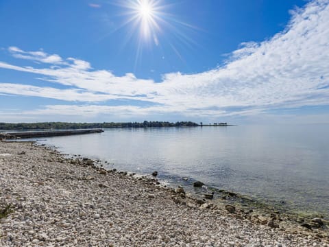 Sky, Blue, Water, Water Resources, Daytime, Body Of Water, Horizon, Natural Environment, Coast