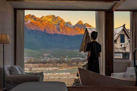 Deluxe Double Room, 1 King Bed, Non Smoking, Mountain View | Premium bedding, laptop workspace, blackout drapes, soundproofing