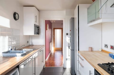 Cosy 3BDR Home with Workspace and Private Garden House in Bristol