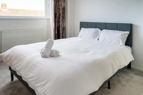 Cosy 3BDR Home with Workspace and Private Garden House in Bristol