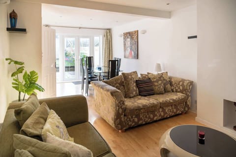 Cosy 3BDR Home with Workspace and Private Garden House in Bristol