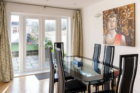 Cosy 3BDR Home with Workspace and Private Garden House in Bristol