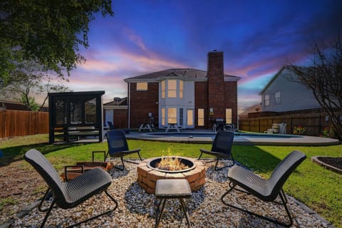 Enjoy the indoor/outdoor lifestyle both day and night! Settle in around this cozy fire pit and let the mesmerizing flames give you a break from your daily stresses. 