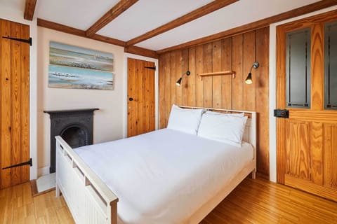 Sunbeam Cottage, Lythe - Host & Stay
