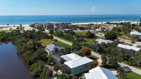 Private, direct access to the beach!