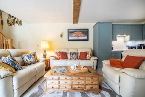 Coach House, Athelhampton, Dorchester: Relax on the comfortable sofas after a day of exploring the area