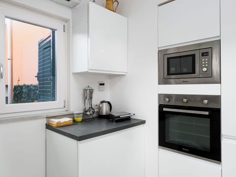 City House | Private kitchen | Fridge, microwave, oven, stovetop
