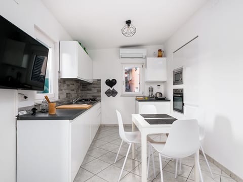 City House | Private kitchen | Fridge, microwave, oven, stovetop