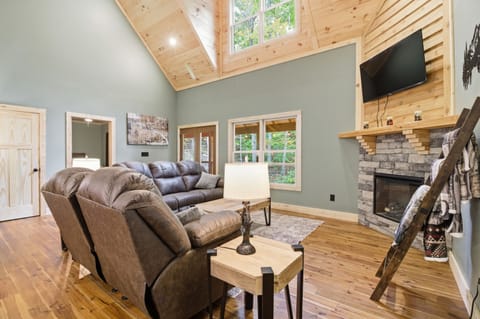 Signature House, 3 Bedrooms, Hot Tub, Mountainside | Living room | 50-inch Smart TV with digital channels, fireplace
