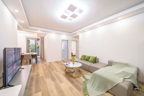 Superior Apartment, 4 Bedrooms, City View | Living room | Smart TV