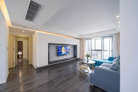 Superior Apartment, 3 Bedrooms, City View | Living room | Smart TV