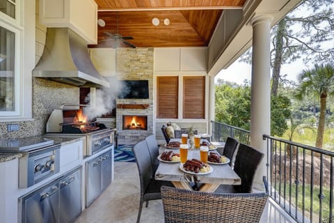 Outdoor Kitchen & Dining Area