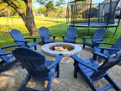 Outside fire pit w/ 8 chairs