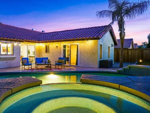 Private pool, spa and hot tub. Pool, tub, and spa heating has an additional $100/day. 