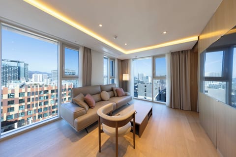 Suite, City View | Living area