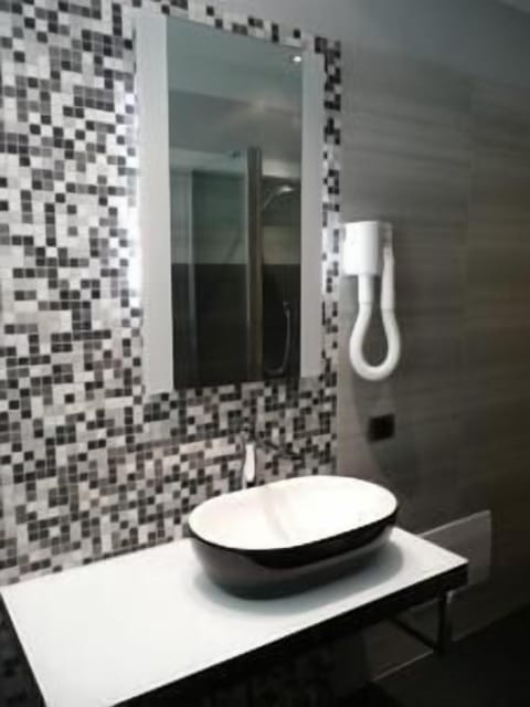 Standard Double Room | Bathroom | Shower, eco-friendly toiletries, hair dryer, towels