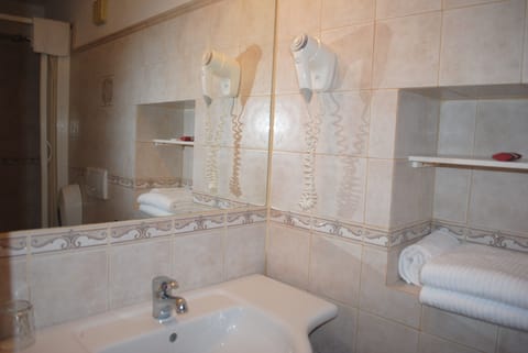 Shower, free toiletries, hair dryer, bidet