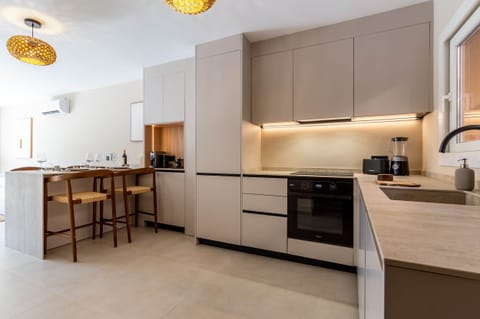 Fully equipped kitchen. with oven, 5 chairs around the bar. 