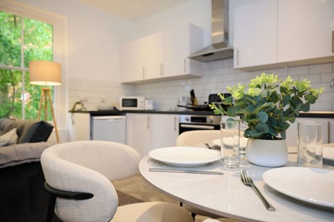 Compact yet luxurious open -plan lounge & Kitchen dinner. Featuring sleek finishes, a plush sofa, smart tv, and fully equipped kitchen. perfect for cosy nights in or stylish dinner after a day out.