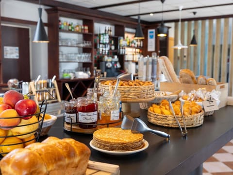 Daily buffet breakfast for a fee