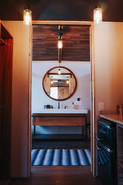 Lakefront Glamping Cabin Near Austin