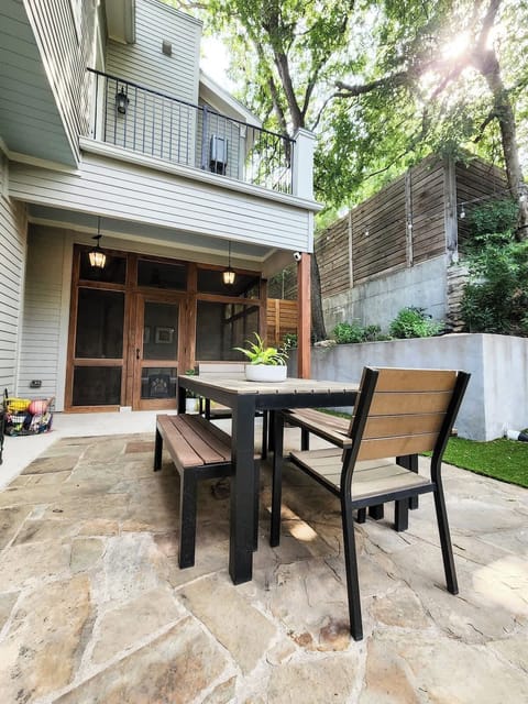 Additional 8 seat alfresco dining table just off the kitchen in the backyard.