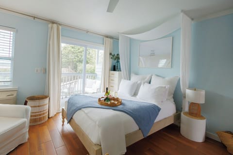 Queen bed with premium linens for a wonderful sleep after a sun soaked day!