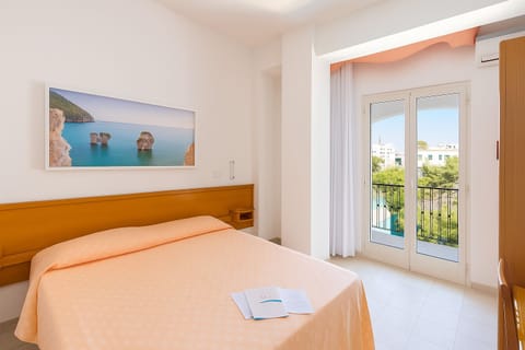 Quadruple Room | Minibar, in-room safe, free WiFi, bed sheets