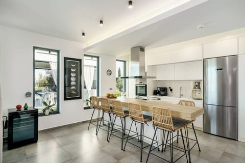 Fully equipped kitchen with breakfast bar