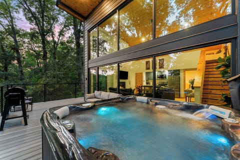 Modern Cabin With Hot Tub