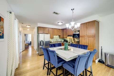 Kitchen | Dining Table | Free WiFi | Central Air Conditioning/Heat