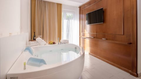 Junior Suite, Balcony, Garden View | Private spa tub