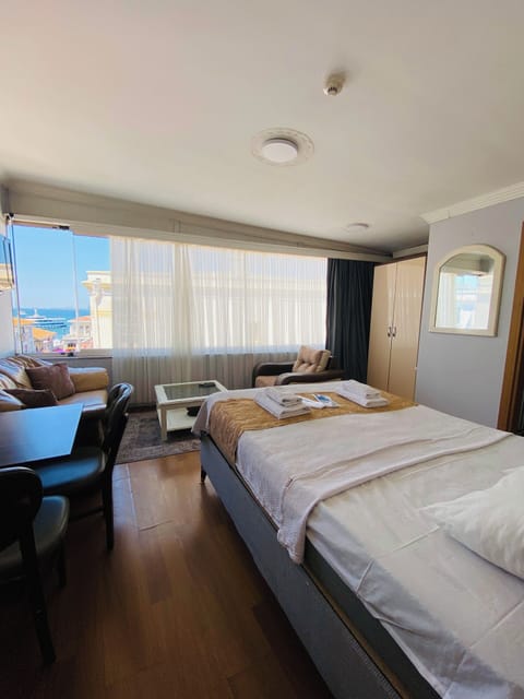 Comfort Room | Desk, free WiFi