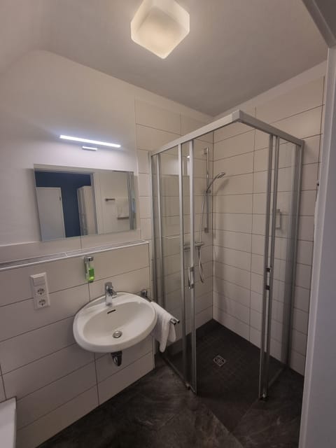 Single Room | Bathroom | Shower, towels, toilet paper